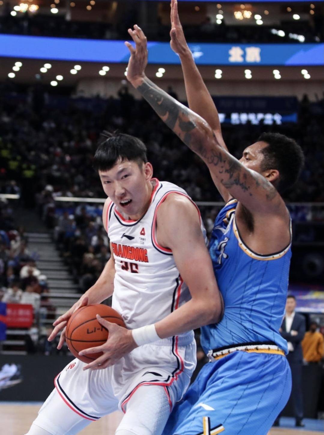 齐鲁金雕队对阵皖南雷霆队，排球大师赛险胜，内线统治篮板——二次进攻频频奏效的简单介绍