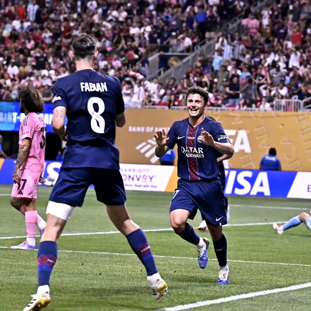 关于拜仁慕尼黑训练开放日，窗口期刷新队史纪录引欢呼，法甲在即，控场能力受关注的信息